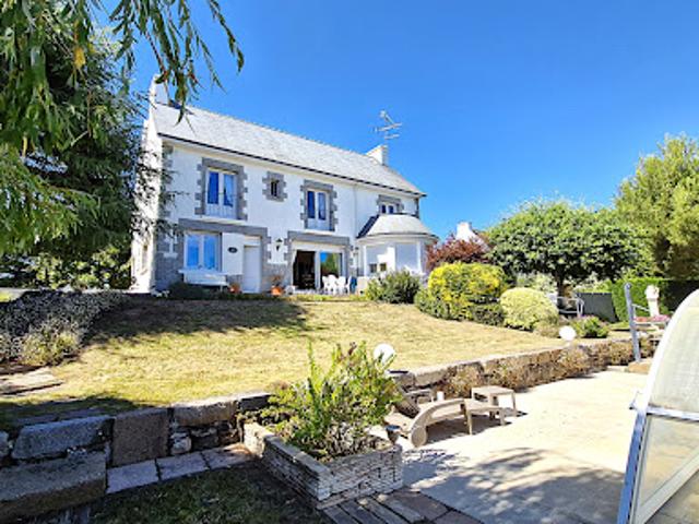 Maison avec piscine et jardin