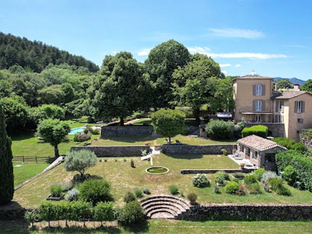 Maison avec piscine et jardin