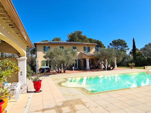Maison avec piscine et jardin
