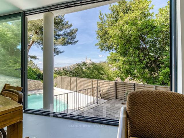 Maison avec piscine et jardin