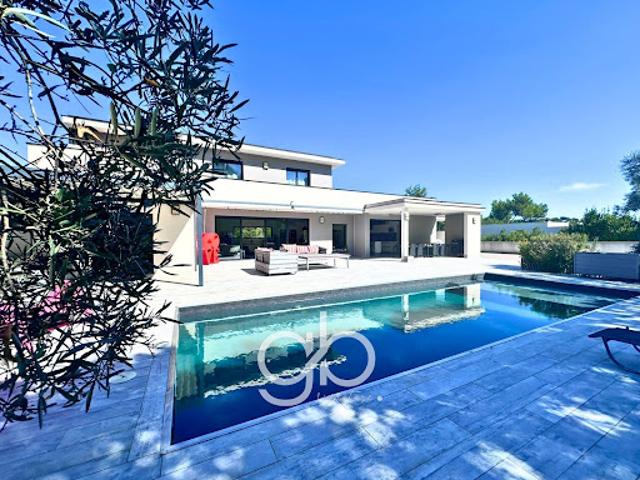 Maison avec piscine et jardin