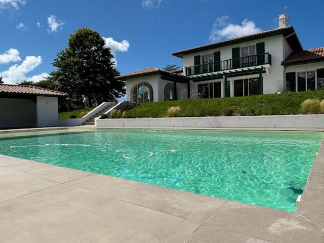 Maison avec piscine et jardin