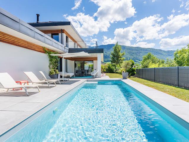 Maison avec piscine et jardin