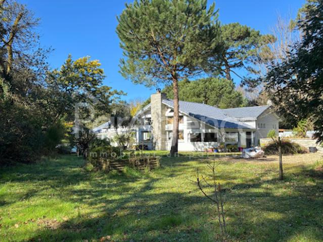 Maison avec piscine et jardin