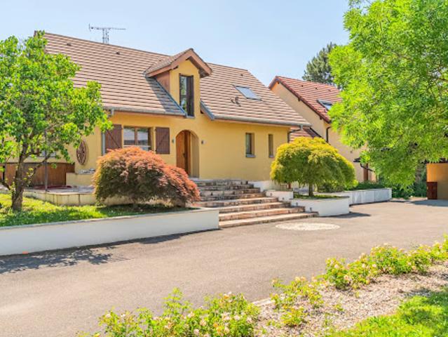 Maison avec piscine et jardin