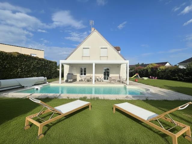 Maison avec piscine et jardin