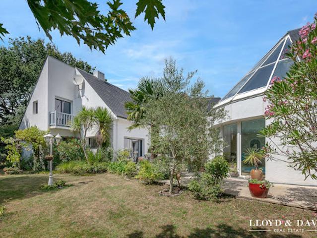 Maison avec piscine et jardin