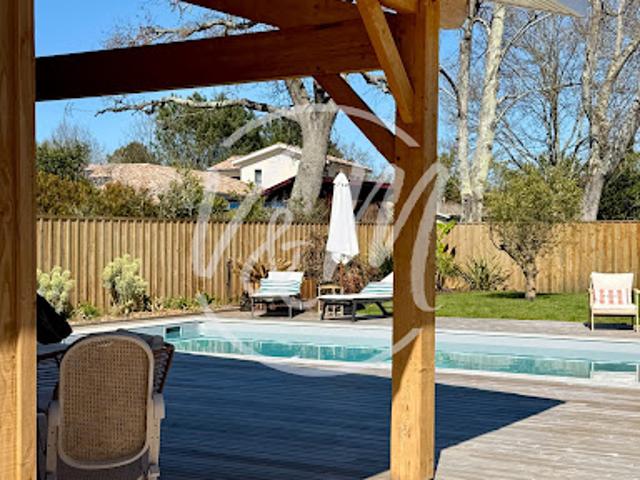 Maison avec piscine et jardin