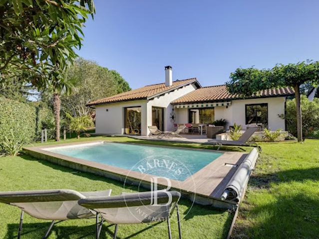 Maison avec piscine et jardin