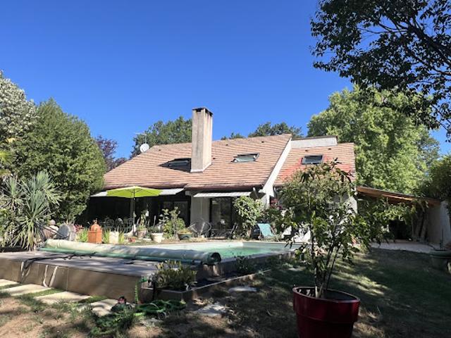 Maison avec piscine et jardin