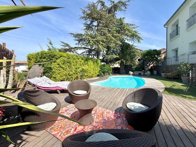 Maison avec piscine et jardin