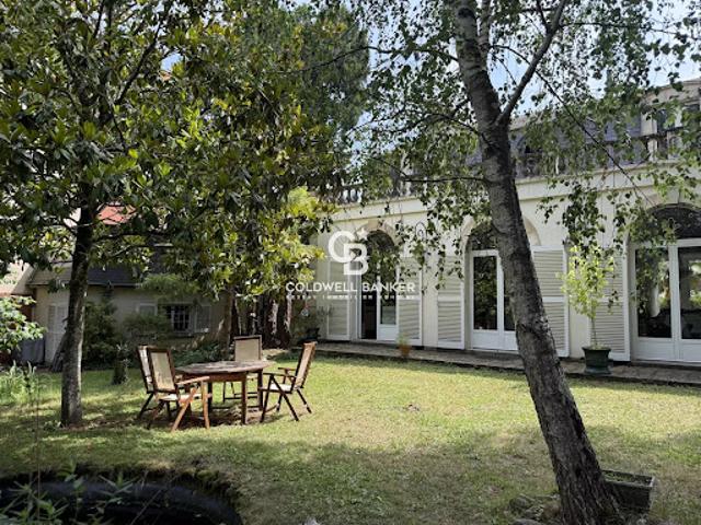 Maison avec piscine et jardin
