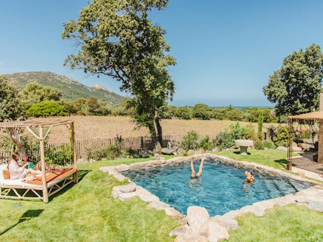 Maison avec piscine et jardin