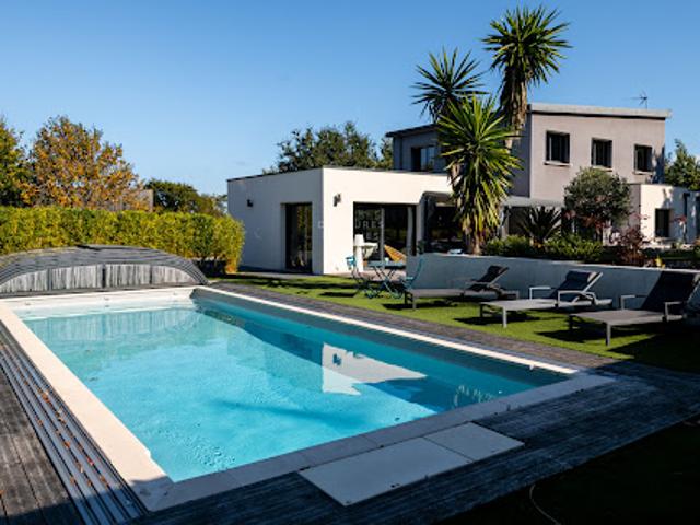 Maison avec piscine et jardin