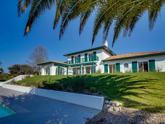 Maison avec piscine et jardin