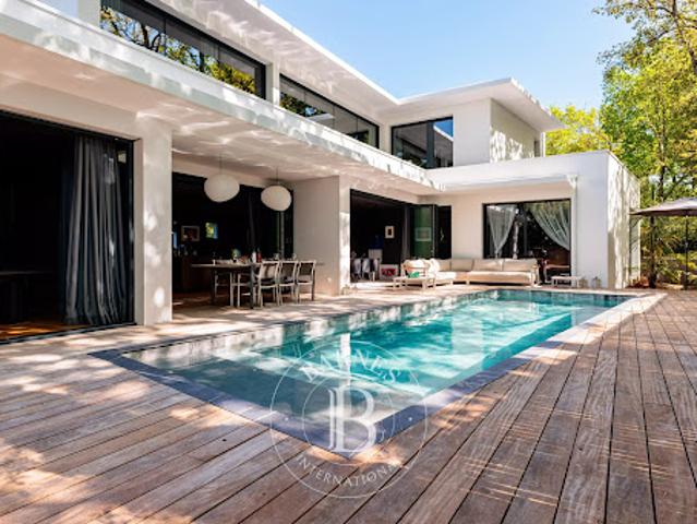 Maison avec piscine et jardin