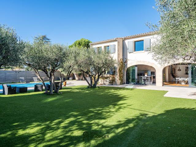 Maison avec piscine et jardin