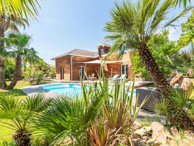 Maison avec piscine et jardin