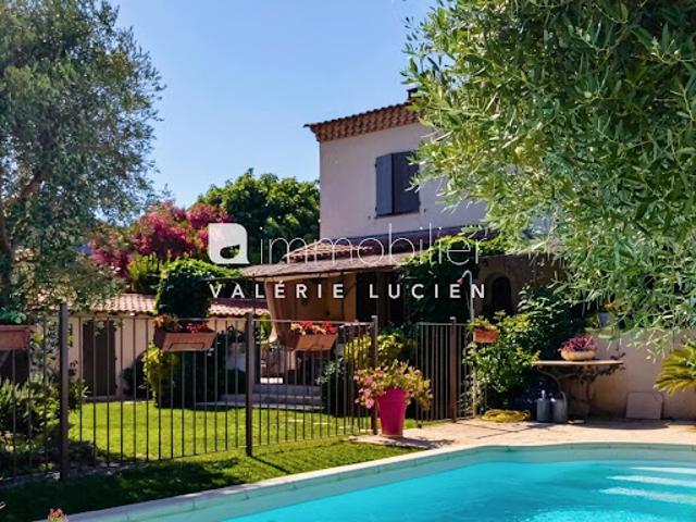 Maison avec piscine et jardin