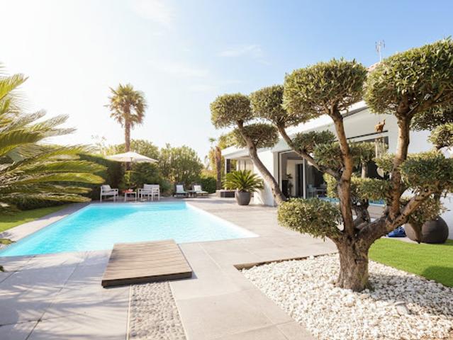 Maison avec piscine et jardin