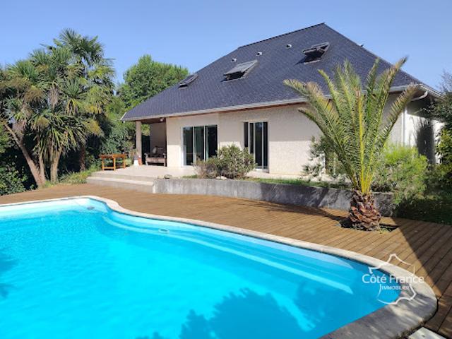 Maison avec piscine et jardin