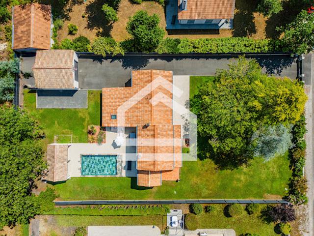 Maison avec piscine et jardin