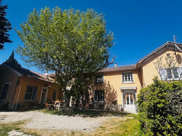 Maison avec piscine et jardin