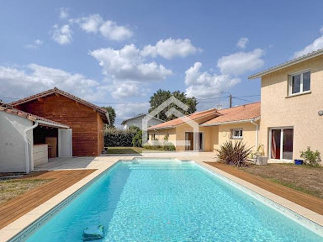 Maison avec piscine et jardin