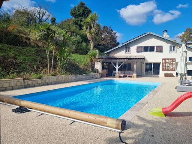 Maison avec piscine et jardin