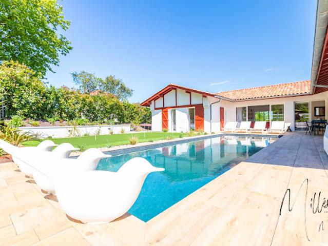 Maison avec piscine et jardin
