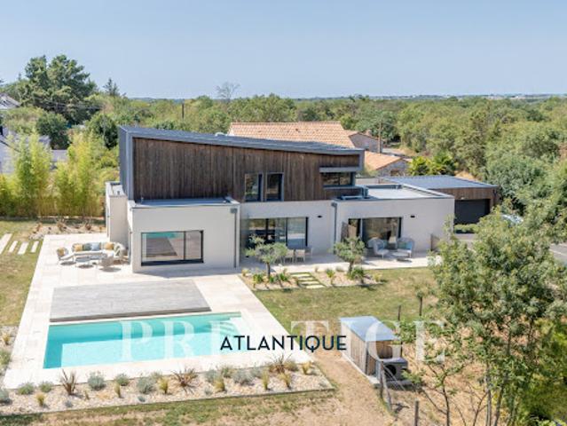 Maison avec piscine et jardin