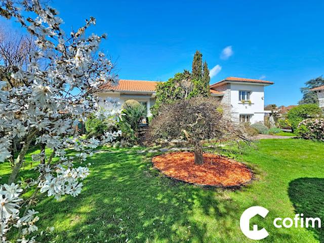 Maison avec piscine et jardin