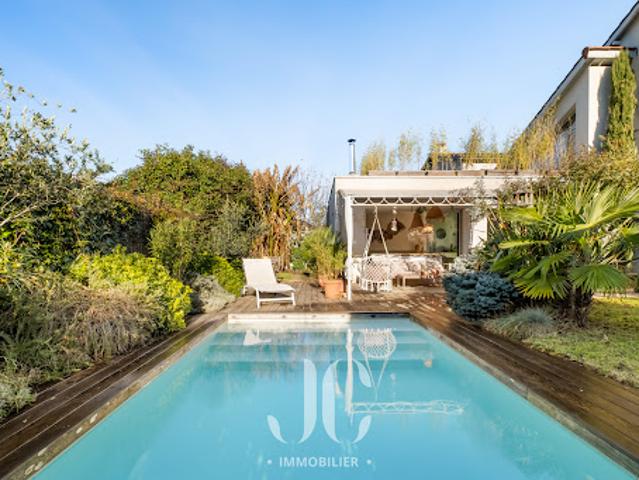 Maison avec piscine et jardin