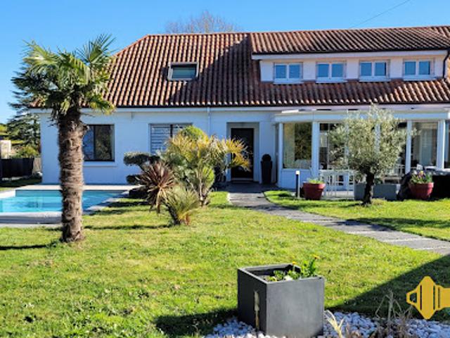 Maison avec piscine et jardin