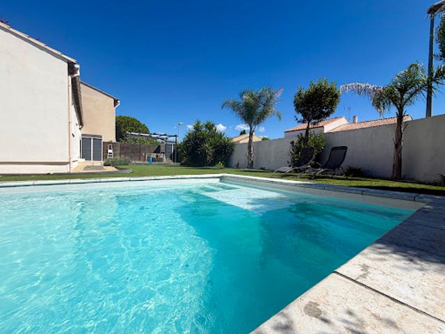 Maison avec piscine et jardin