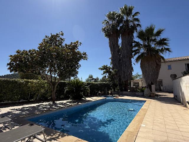 Maison avec piscine et jardin