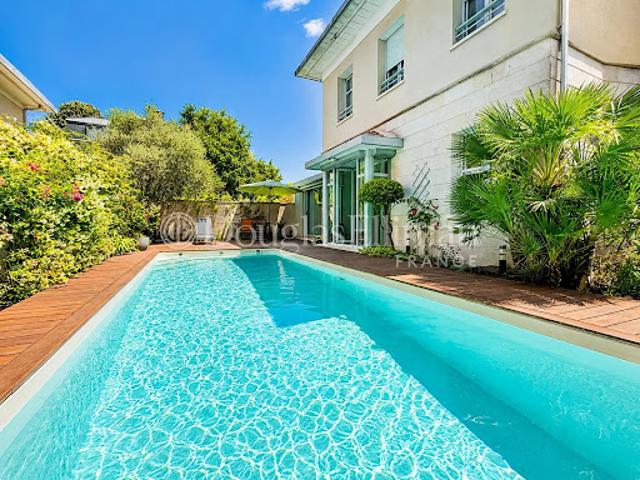Maison avec piscine et jardin