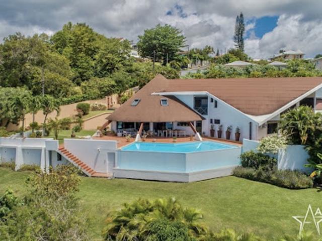 Maison avec piscine et jardin