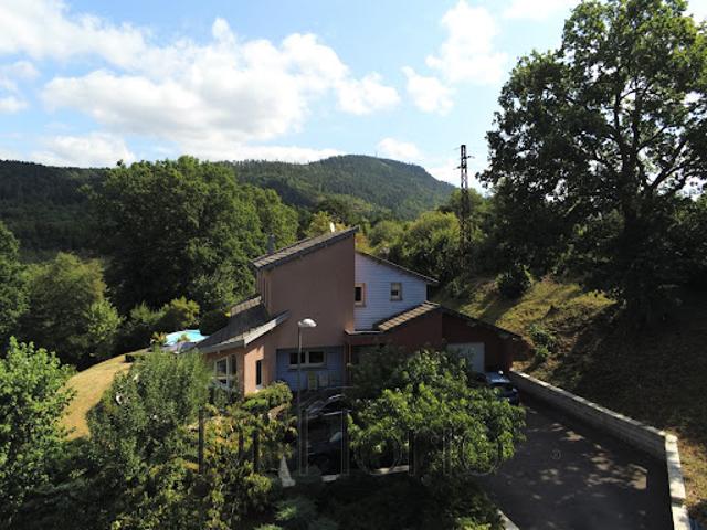 Maison avec piscine et jardin