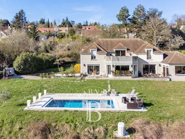 Maison avec piscine et jardin