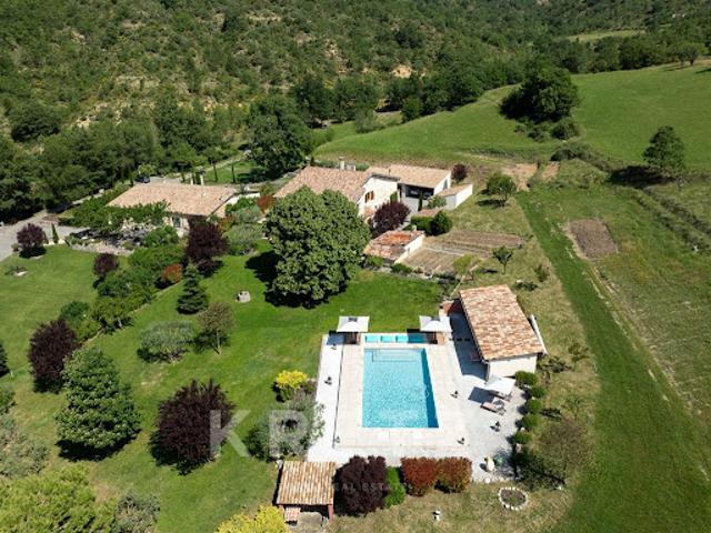 Maison avec piscine et jardin