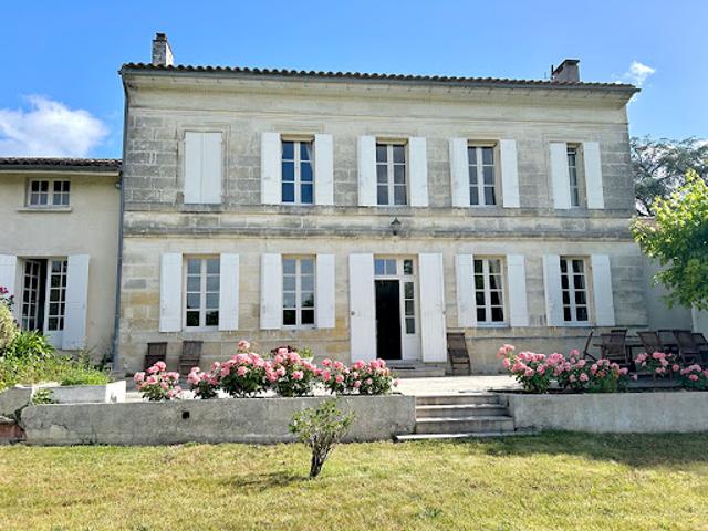 Maison avec piscine et jardin