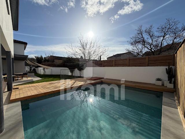 Maison avec piscine et jardin