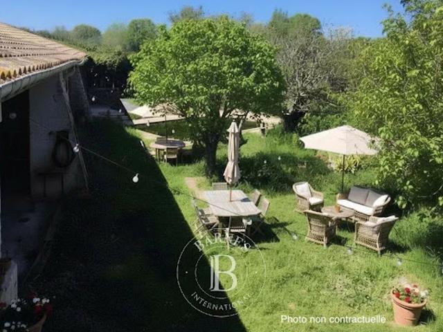 Maison avec piscine et jardin