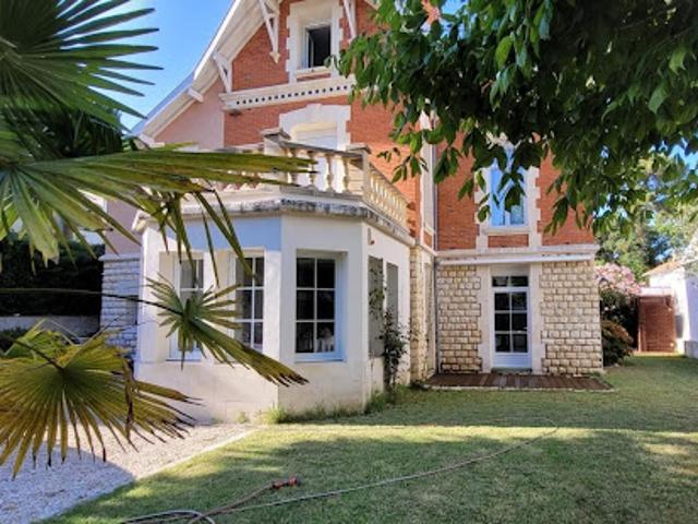 Maison avec piscine et jardin