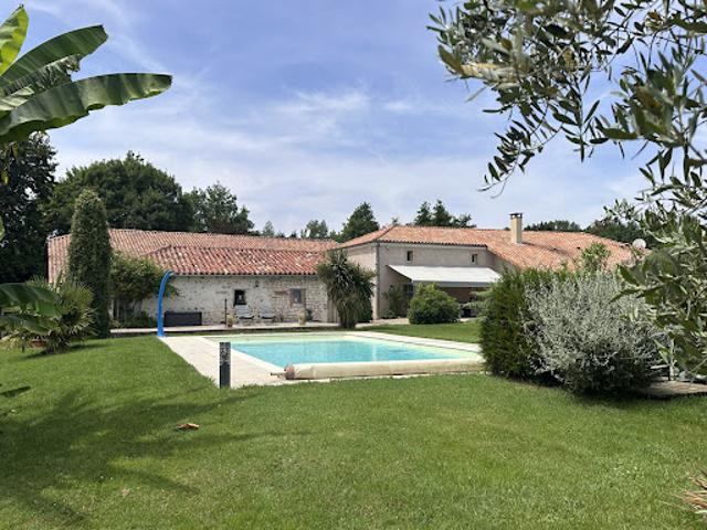 Maison avec piscine et jardin