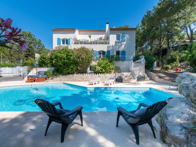 Maison avec piscine et jardin
