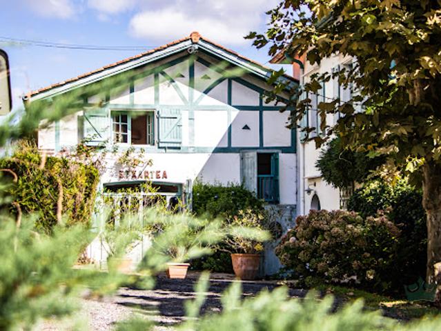 Maison avec piscine et jardin