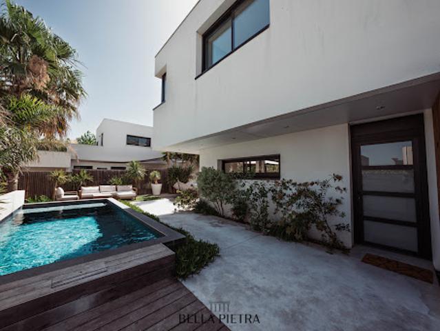 Maison avec piscine et jardin