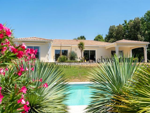 Maison avec piscine et jardin